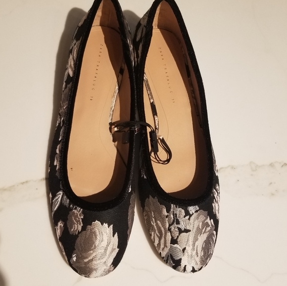 Zara floral kitten heel shoes. - Picture 4 of 6